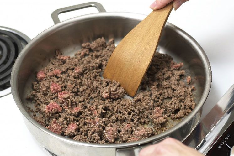 How to Cook Ground Beef for Cats on a Stove